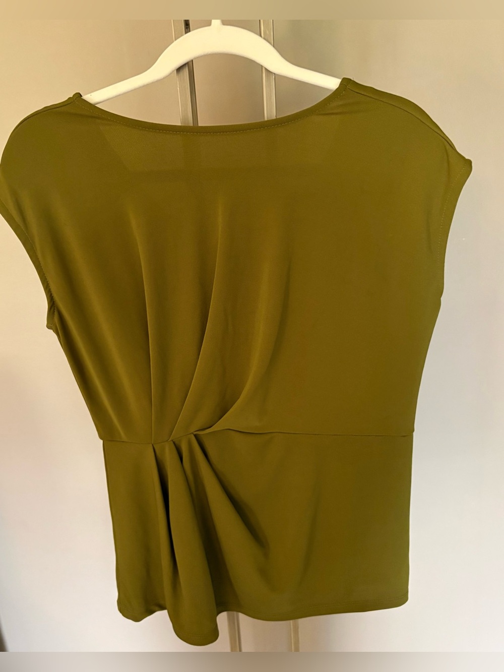 Tahari Boatneck Olive Green Twist-Front Waist Knit Cap Sleeve Top Size L - Picture 4 of 7